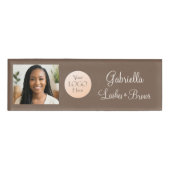 Mocha Brown Script Logo Photo Lashes and Brows Naambadge (Voorkant)