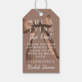 Mocha Brown She's Tying The Knot Boog Bruidsfeest Cadeaulabel (Voorkant)