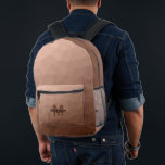 Mocha Bruin geometrisch mesh patroon Monogram Bedrukte Rugzak<br><div class="desc">Bruin geometrisch maaspatroon Monogram Gedrukte Rugzak. Cool mode accessoire tas voor iedereen. Bruin driehoekig geometrisch netwerk met licht aan donker ombre gradiëntontwerp. Creëer Een unieke en gepersonaliseerde rugzak met een custom touch! Modern monogram met je initiaal en jouw naam voor die extra persoonlijke flair.</div>
