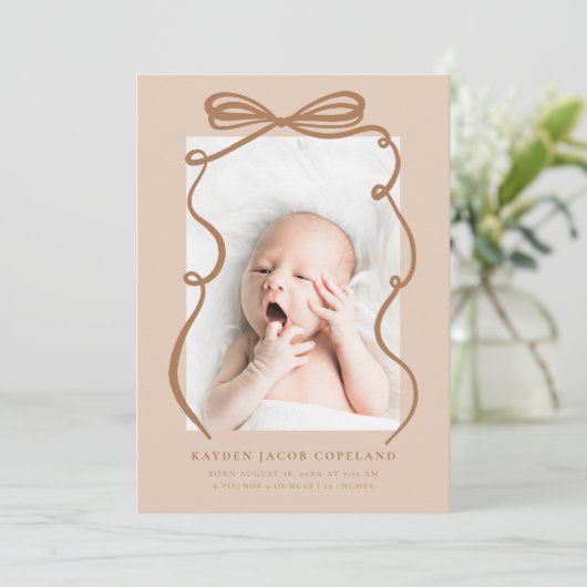 Mocha Doodle Bow Lijst Geboorteaankondiging Foto Aankondiging (Staand voorkant)