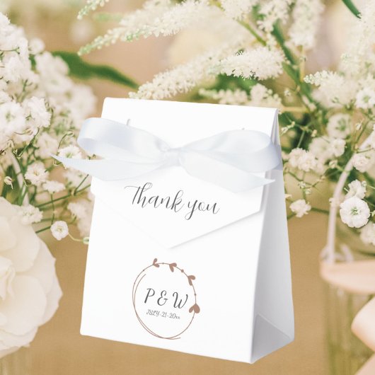 Mocha Eenvoudige Hart Krans Monogram Huwelijk Bedankdoosjes