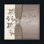 Mocha en Ivory Floral Wedding Favor Magnet<br><div class="desc">Hiermee slaat u de datummagneet op die overeenkomt met de uitnodigingen en andere items die hieronder worden weergegeven. Houd er rekening mee dat het lint en de juwelen kunstwerken zijn en niet echt zijn. U kunt het ook aanpassen om "Bedankt" te zeggen en het te gebruiken als een huwelijksgunst voor...</div>