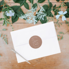 Mocha gestileerde bruiloft Bewaar de datum Ronde Sticker