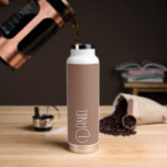 Mocha moderne typografie gepersonaliseerd waterfles<br><div class="desc">Trendy,  vacuüm geïsoleerde waterfles met een gepersonaliseerde naam in witte,  moderne typografie op een mocha bruine kleur achtergrond. Personaliseer de fles door de naam te bewerken en de naam naar wens te vervangen door uw eigen naam. Perfect voor een verjaardagscadeau,  bruiloftsgeschenk,  enz. Kies uw waterfles stijl.</div>