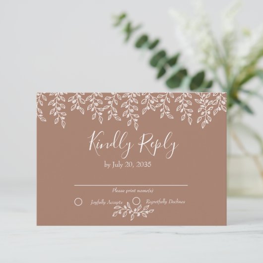 Mocha Mousse Boho Botanical Elegant Wedding RSVP Kaartje (Staand voorkant)