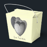 Mochroom spul voor romantische verjaardag bedankdoosjes<br><div class="desc">Deze twee romantische rode harten hebben een witte strik die ze aan elkaar bindt en twee verliefde harten als één voorstelt. Deze geweldige kleine doos maakt heerlijke en originele bruiloft gunsten container voor uw bruiloft gasten. Deze illustratie van drie zwarte harten is getekend in potlood. U kunt uw doos personaliseren...</div>