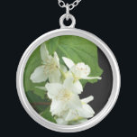 Mock Sinaasappel Blossom Silver-bord Ketting<br><div class="desc">Een  huwelijkscadeau voor uw bruidsmeisjes om hen te bedanken voor het maken van uw speciale dag perfect. Dit verzilverde hanger ketting komt overeen met uw bruiloft briefpapier en is van een foto van Judy Adamson.</div>