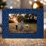 Mod Delicate Geometric Lijst One Photo Navy Silver Folie Feestdagenkaart<br><div class="desc">Deze stijlvolle,  maar moderne vakantiefotokaart heeft een lijst van kleine geometrische vormen (vierkanten,  driehoeken,  cirkels,  enz.) met verhoogde folie op een diepblauwe achtergrond en een horizontale foto. Op de achterkant zit dezelfde marineblauwe kleur met veel ruimte om nog een foto en/of tekst toe te voegen.</div>