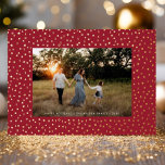 Mod Delicate Geometrische Lijst Een foto Rood   Go Folie Feestdagenkaart<br><div class="desc">Deze stijlvolle,  maar moderne vakantiefotokaart heeft een lijst van verhoogde folie met kleine geometrische vormen (vierkanten,  driehoeken,  cirkels,  enz.) over een dieprode achtergrond en een horizontale foto. Op de achterkant zit dezelfde rode kleur met veel ruimte om nog een foto en/of tekst toe te voegen.</div>