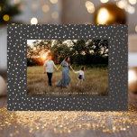 Mod Delicate Geometrische Lijst Foto Grijs Roos Go Folie Feestdagenkaart<br><div class="desc">Deze stijlvolle,  maar moderne vakantiefotokaart heeft een lijst van verhoogde folie met kleine geometrische vormen (vierkanten,  driehoeken,  cirkels,  enz.) over een houtskoolgrijze achtergrond en een horizontale foto. Op de achterkant zit dezelfde donkergrijze kleur met veel ruimte om nog een foto en/of tekst toe te voegen.</div>