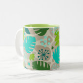 Mod Monstera Leaf Abstract Hawaiian Tropical Tweekleurige Koffiemok (Voorkant links)