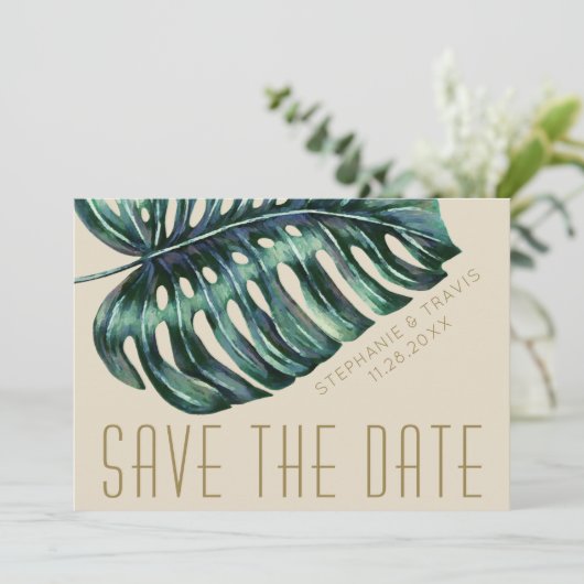 Mod Monstera Leaf Green en Tan Wedding Save The Date (Staand voorkant)