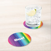 Mod regenboogkleurige 1e verjaardag ronde kartonnen onderzetter (Insitu)