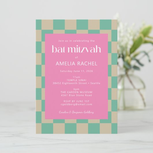 Mod roze Mint Green Checkerboard Bat Mitzvah RSVP Kaart (Staand voorkant)