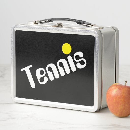 Mod Slant Wit Geel TENNIS Tekst op Cool Black (In situ)