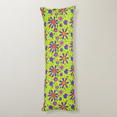 Mod Style Flowers op Peridot Green Lichaamskussen (Achterkant (Verticaal))