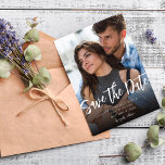 MOD V Foto vet Opslaan Datum donkerder Kaart<br><div class="desc">Verstuur Luxe,  Chic & Bold Save the Dates met deze MOD V Photo Bold Save the Date - Darker Design. De werken goed voor foto's die vereisen of een donkerdere bodem willen. Bekijk de Collectie #2 Datum opslaan voor een lichtere onderkant op hetzelfde ontwerp.</div>