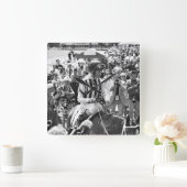 Mode Alert wint Schuylerville Vierkante Klok (Huis)