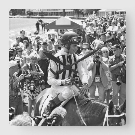 Mode Alert wint Schuylerville Vierkante Klok (Voorkant)