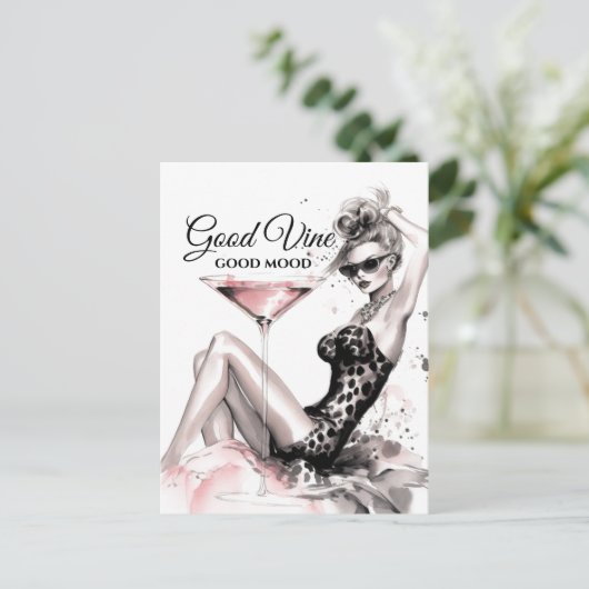 Mode blonde meisje in luipaard met glas wijnstokke briefkaart (Staand voorkant)