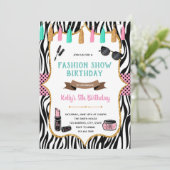 Mode show maakt verjaardagsuitnodiging op kaart (Staand voorkant)