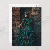 Model in een groene veren jurk poseert tegen bakst briefkaart (Voorkant / Achterkant)