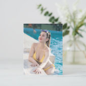 Model In Yellow Bikini Feestdagenkaart (Staand voorkant)