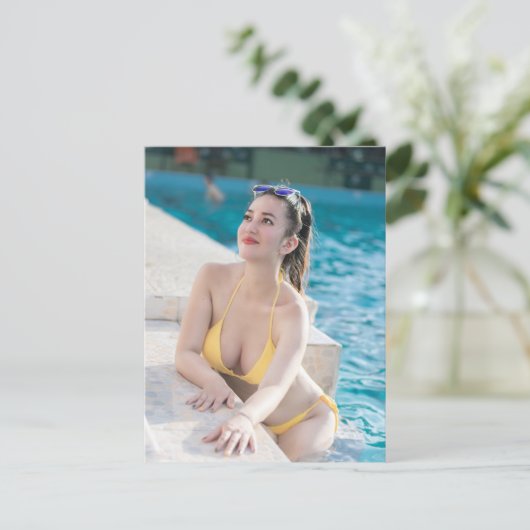 Model In Yellow Bikini Feestdagenkaart (Staand voorkant)