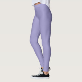 model met hoge, strakke lavendelkleurige leggings