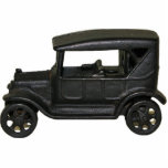 Model T Sculptuur Staand Fotobeeldje<br><div class="desc">Acrylfotosculptuur van een afbeelding van een gietijzer Model T auto. Dit is een fantastisch Roaring 20s partijdécor stuk om overal, zelfs in een centerstuk te gebruiken! Zie sleutelhanger voor acrylfotosculptuur, magneet en ornament. Zie het volledige collectie van de Fotosculptuur van het Roaring 20s in DECOR | Sectie Props en komkommers....</div>