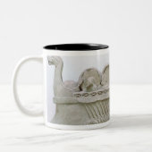 Model van een schip dat wijn vervoert op het tweekleurige koffiemok (Links)