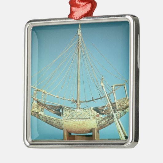 Model van een van de boten van de farao metalen ornament (Links)