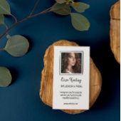 Modelfoto minimalistische lijnen contactkaartje