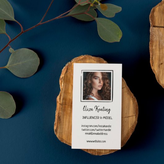 Modelfoto minimalistische lijnen contactkaartje