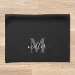 Modelmonogram voor moderne zwarte persoonlijke fam theedoek<br><div class="desc">Aangepast ontworpen moderne handdoeken voor zwarte keuken met gepersonaliseerde familienaam monogram in moderne handkalligrafie.</div>