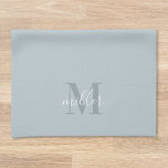 Modeln blauw op maat gesneden monogram theedoek<br><div class="desc">Aangepast ontworpen moderne,  blauwe handdoek voor de keuken met gepersonaliseerde familienaam monogram in moderne handkalligrafie.</div>