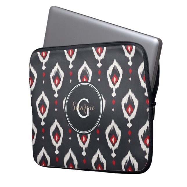 Modelstammenmonogram voor zwarte en rode ikat laptop sleeve (Voorkant Links)