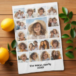 Moden, Minimale Fotoraster met 17 foto's Theedoek<br><div class="desc">Fotomontage — Gebruik je favoriete foto of afbeeldingen om een leuke wens te maken om met vrienden te delen. Dit moderne raster is een unieke en opvallende weergave van uw foto's. Dit is opstelling om een vrije online fotocollage maker voor uw instagram of andere vierkante foto's te zijn. Om de...</div>