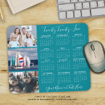 Modern 2025 Calendar 3-fotoscript gepersonaliseerd Muismat<br><div class="desc">Creëer uw eigen gepersonaliseerde, aangepaste kleurenfoto en kalendermuismat met een jaarkalender 2025, 3 foto's, een naam of monogram of andere aangepaste tekst in een voorgestelde moderne handgeschreven scripttypografie in uw keuze van kleuren (weergegeven in wit op turquoise blauwgroen). Wijzig de stijl, kleur, grootte en plaatsing van het tekstlettertype en/of het...</div>