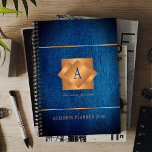 Modern 2025 gouden monogram naam script elegant planner<br><div class="desc">Een stijlvolle elegante zakelijke of persoonlijke 2025 blauwe planner met gouden koperen metalen geometrische vierkante monogrammen op een lederen achtergrond.          Perfect voor een stijlvol zakelijk afbeelding voor een bedrijfsmanager,  regisseur,  mode stylist,  interieurontwerper,  designer,  designer,  schoonheidssalonmanager,  visagist,  haarstylist.       Gemakkelijk te personaliseren met uw monogram initiaal,  naam en tekst!</div>