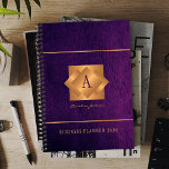Modern 2025 gouden monogram naam script elegant planner<br><div class="desc">Een stijlvolle zakelijke of persoonlijke 2025 paarse planner met een gouden koperen metallic geometrisch vierkant label op een lederen achtergrond.          Perfect voor een stijlvol zakelijk afbeelding voor een bedrijfsmanager,  regisseur,  mode stylist,  interieurontwerper,  designer,  designer,  schoonheidssalonmanager,  visagist,  haarstylist.       Gemakkelijk te personaliseren met uw monogram initiaal,  naam en tekst!</div>