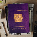 Modern 2025 gouden monogram naam script elegant planner<br><div class="desc">Een stijlvolle zakelijke of persoonlijke 2025 paarse planner met een gouden koperen metallic geometrisch vierkant label op een lederen achtergrond.          Perfect voor een stijlvol zakelijk afbeelding voor een bedrijfsmanager,  regisseur,  mode stylist,  interieurontwerper,  designer,  designer,  schoonheidssalonmanager,  visagist,  haarstylist.       Gemakkelijk te personaliseren met uw monogram initiaal,  naam en tekst!</div>