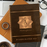 Modern 2025 gouden monogram naam script elegant planner<br><div class="desc">Een stijlvolle elegante zakelijke of persoonlijke 2025 bruine planner met gouden koperen metalen geometrische vierkante monogrammen op een lederen achtergrond.          Perfect voor een stijlvol zakelijk afbeelding voor een bedrijfsmanager,  regisseur,  mode stylist,  interieurontwerper,  designer,  designer,  schoonheidssalonmanager,  visagist,  haarstylist.       Gemakkelijk te personaliseren met uw monogram initiaal,  naam en tekst!</div>