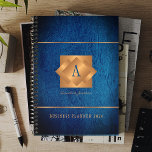 Modern 2025 gouden monogram naam script elegant planner<br><div class="desc">Een stijlvolle elegante zakelijke of persoonlijke 2025 blauwe planner met gouden koperen metalen geometrische vierkante monogrammen op een lederen achtergrond.          Perfect voor een stijlvol zakelijk afbeelding voor een bedrijfsmanager,  regisseur,  mode stylist,  interieurontwerper,  designer,  designer,  schoonheidssalonmanager,  visagist,  haarstylist.       Gemakkelijk te personaliseren met uw monogram initiaal,  naam en tekst!</div>