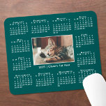 Modern 2025 Kalender Uw Fotonaam op Blauwgroen Muismat<br><div class="desc">Moderne 2025 kalender met uw foto en naam in het midden. Vervang het voorbeeld afbeelding en tekst door uw eigen in de zijbalk. Uw foto heeft een dunne witte rand en is omgeven door een gemakkelijk leesbare witte agenda op een blauwgroen achtergrond. Maakt een geweldig cadeau voor dierenliefhebbers, nieuwe ouders...</div>