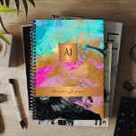 Modern 2025 monogram zwart goud elegante kantoor planner<br><div class="desc">Stijlvol abstract kleurrijk modern kunstpatroon met gouden metalen glitter en zwarte accenten die een elegante monogrammed glam kantoor schoolontwerper of jaarboek maken. Personaliseer het met jouw naam, de initialen van de monogram naam, en tekst op de voorzijde en de achterzijde aan! kan een keepasgift voor een manager, bedrijfseigenaar, afstuderen kunstenaar,...</div>