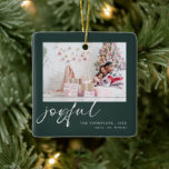 Modern 2 foto Joyful Script Christmas Green Keramisch Ornament<br><div class="desc">Modern 2 foto Joyful Script Christmas Green. Vervang eenvoudig de steekproeffoto's aan elke kant met uw eigen en personaliseer met uw namen en het jaar. Joyful is in een moderne speelse set script in het wit die kan worden veranderd in een andere kleur als je dat wilt.</div>