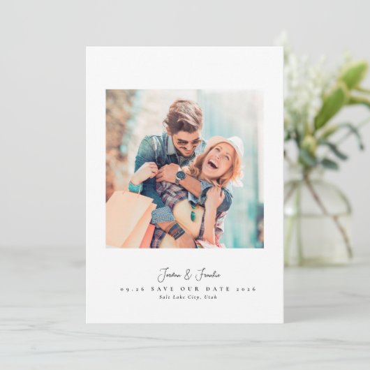 Modern 2 foto script zwart-wit bruiloft save the date (Staand voorkant)