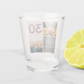 Modern 30-jarig roze 2 foto-collage raster shot glas (Achterkant)