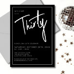 Modern 30th Dertigste Zwart verjaardagsfeestje Kaart<br><div class="desc">Moderne 30e verjaardag uitnodiging in het zwart met wit script/typografie. Overeenkomende items en partij bereik ook beschikbaar. Gebruik de onderstaande knop Bericht me voor hulp bij verdere aanpassingen en speciale verzoeken. © Zoe Chapman Design</div>
